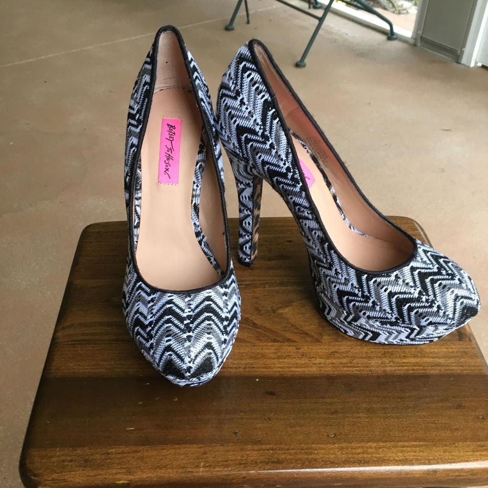Betsy Johnson 8.5 NWOT Chevron Black & White Heels